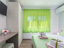 Modern Villa 8 p With a Private Pool, Spacious Garden and Terrace