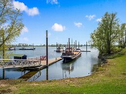 Luxury Boat in Kerkdriel