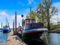 Luxury Boat in Kerkdriel
