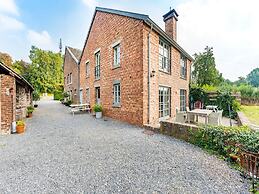 Magnificent Holiday Home in Sint-martens-voeren With Garden