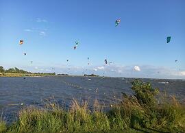 Comfy Lodge with Microwave near Markermeer