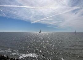 Comfy Lodge with Microwave near Markermeer