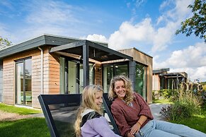 Comfy Lodge with Microwave near Markermeer