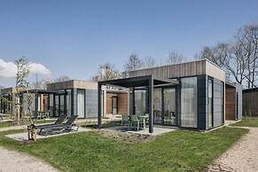 Comfy Lodge with Microwave near Markermeer