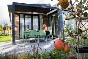 Comfy Lodge with Microwave near Markermeer