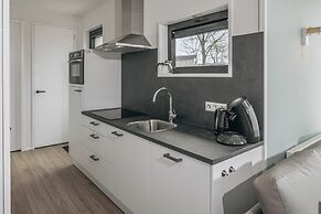 Comfy Lodge with Microwave near Markermeer
