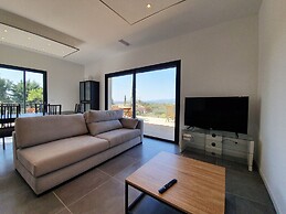 Villa With Pool & Views