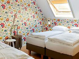 Colorful Holiday Home in Baarlo Near Boating With Hot Tub