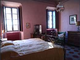 Charming Castle Stay, Robella
