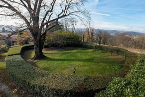 Charming Castle Stay, Robella