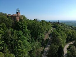 Charming Castle Stay, Robella