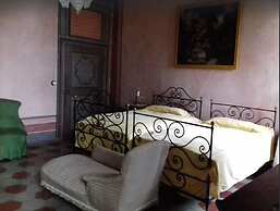 Charming Castle Stay, Robella