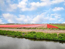 Cozy Holiday Home in Sint Maartensvlotbrug With a Garden