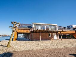 Beautiful Penthouse With a View Over the Lake