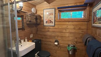 Retro Private Lodge With hot tub Nr Dartmoor
