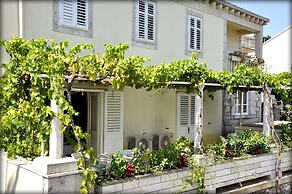 Immaculate 4-bed House in Lumbarda