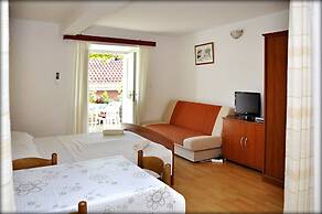 Immaculate 4-bed House in Lumbarda