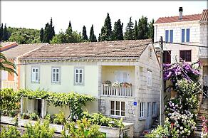 Immaculate 4-bed House in Lumbarda