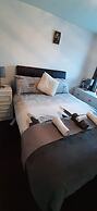 Modern Apartment Minutes From Central London, UK