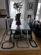 Modern Apartment Minutes From Central London, UK