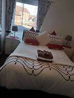 Modern Apartment Minutes From Central London, UK