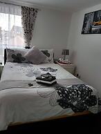 Modern Apartment Minutes From Central London, UK