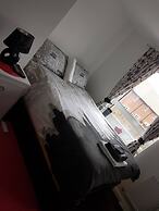 Modern Apartment Minutes From Central London, UK