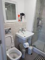 Modern Apartment Minutes From Central London, UK