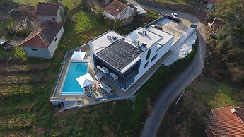 Lovely Design 4-bed Villa in Canedo de Basto