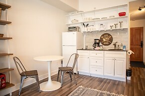 5056 Gateway 0 Bedroom Home by RedAwning