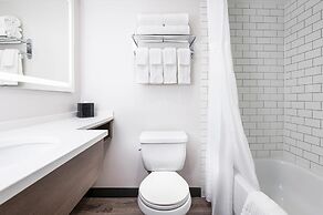 Comfort Suites Kingston Central