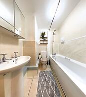 2 bedroom Central Flat with Parking