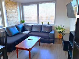 2 bedroom Central Flat with Parking