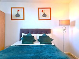 2 bedroom Central Flat with Parking