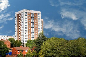 2 bedroom Central Flat with Parking