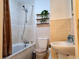 2 bedroom Central Flat with Parking