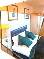 2 bedroom Central Flat with Parking