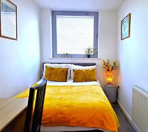 2 bedroom Central Flat with Parking