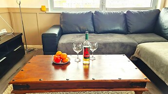 2 bedroom Central Flat with Parking