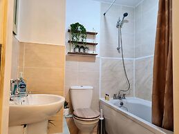 2 bedroom Central Flat with Parking