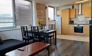 2 bedroom Central Flat with Parking