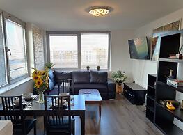 2 bedroom Central Flat with Parking