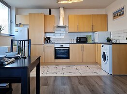 2 bedroom Central Flat with Parking