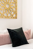 Pink & Blondie ApartHotel - by Loginn