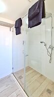 Pink & Blondie ApartHotel - by Loginn