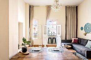 Pink & Blondie ApartHotel - by Loginn