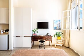 Pink & Blondie ApartHotel - by Loginn