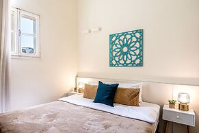 Pink & Blondie ApartHotel - by Loginn