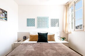 Pink & Blondie ApartHotel - by Loginn