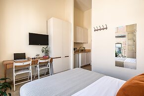 Pink & Blondie ApartHotel - by Loginn